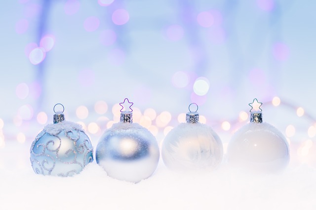 Fra sølvkugler til glitterstjerner: De mest populære julepynt-trends i år